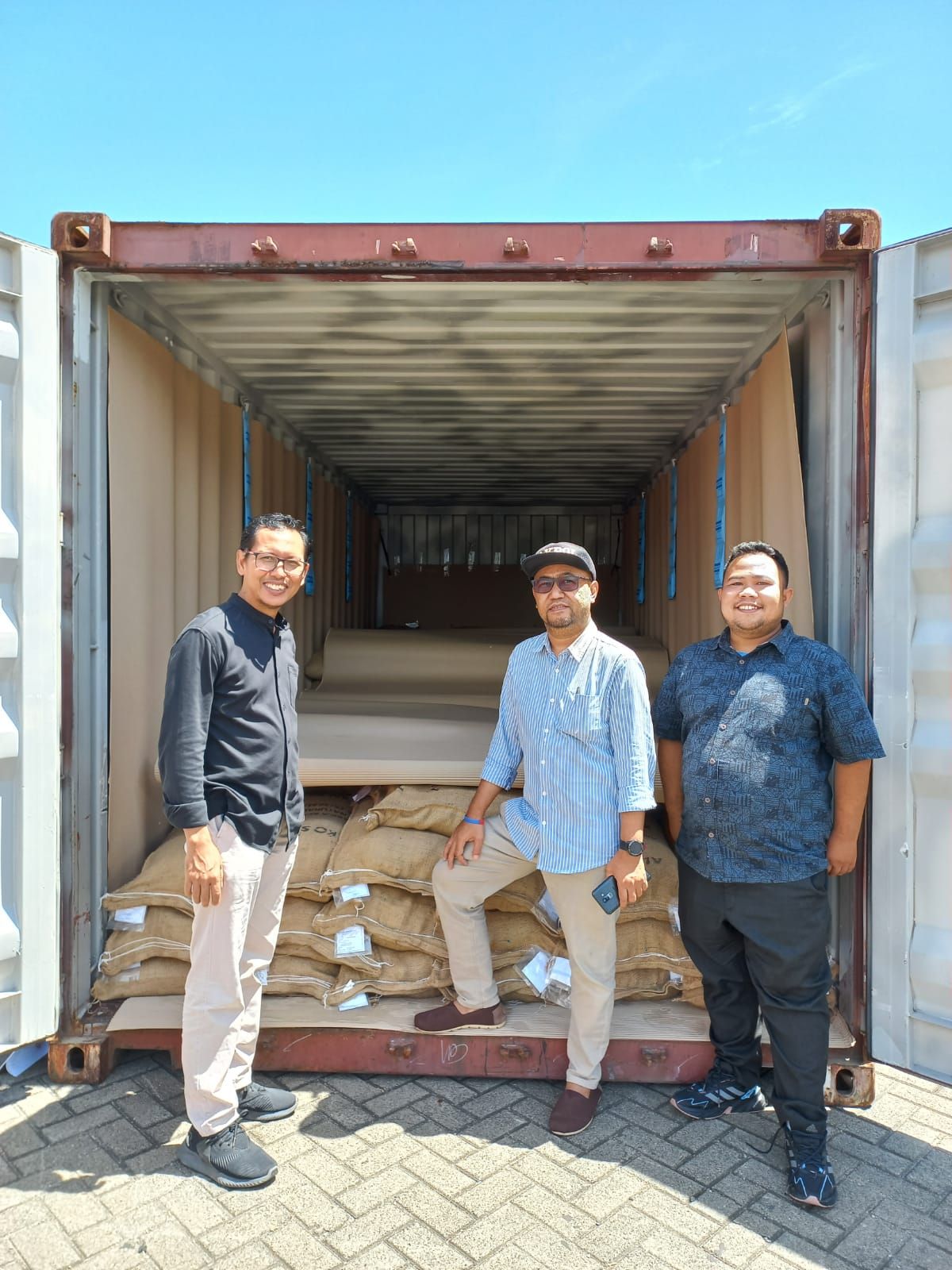 Berdayakan Petani Lokal, Alko Sumatera Kopi Ekspor 8 Ton Kopi Solok Selatan ke Jepang