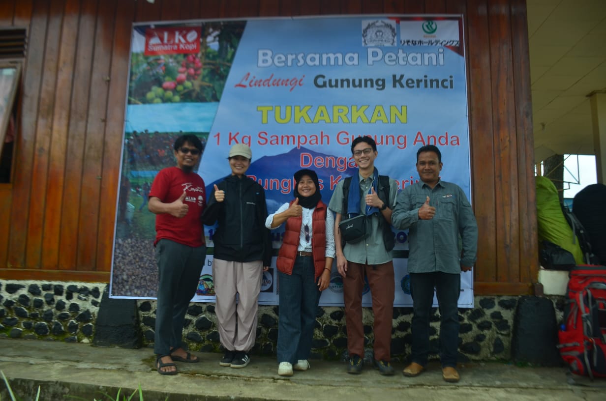 Gunung Kerinci Semakin Bersih Berkat Kolaborasi Multi-Pihak dalam Kegiatan "1 kg Sampah dengan 1 Pcs Kopi