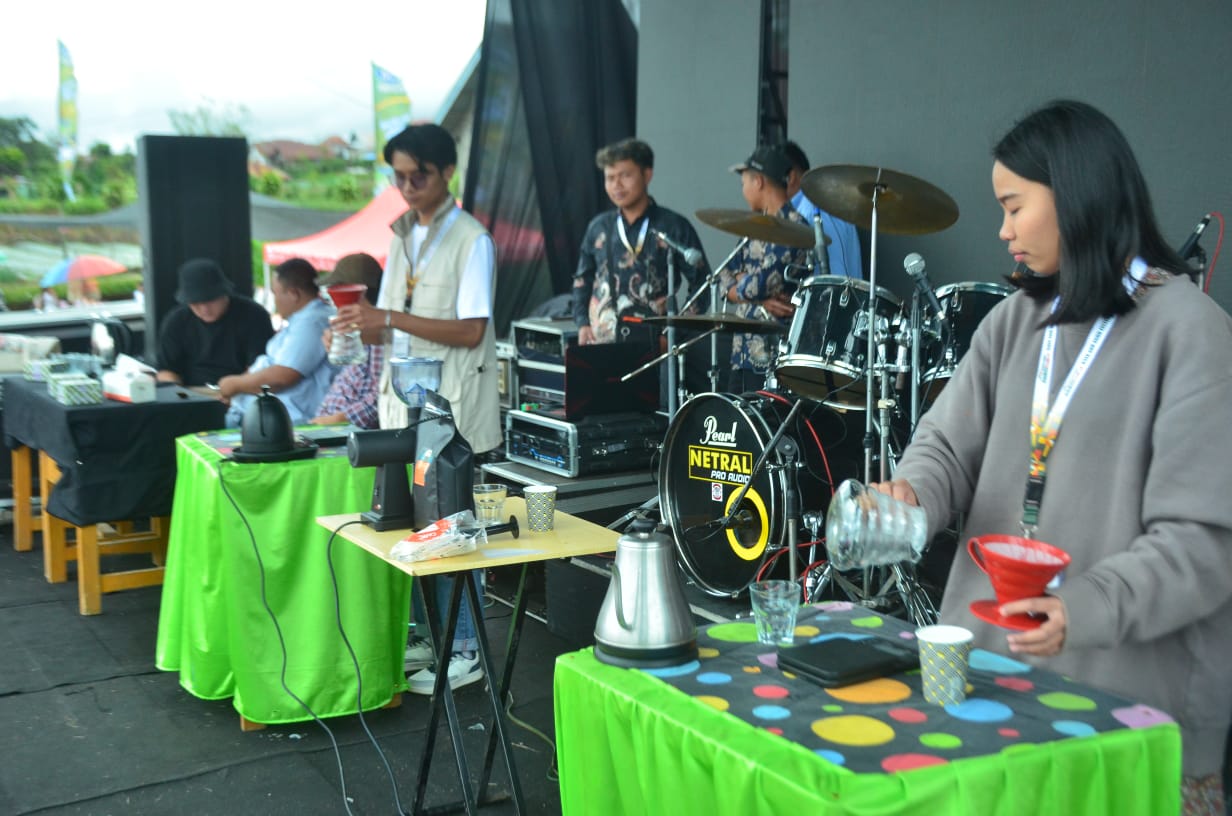Kompetisi Penyeduh Kopi Manual Brewing Semakin Seru di Kayu Aro Agro Festival 2024