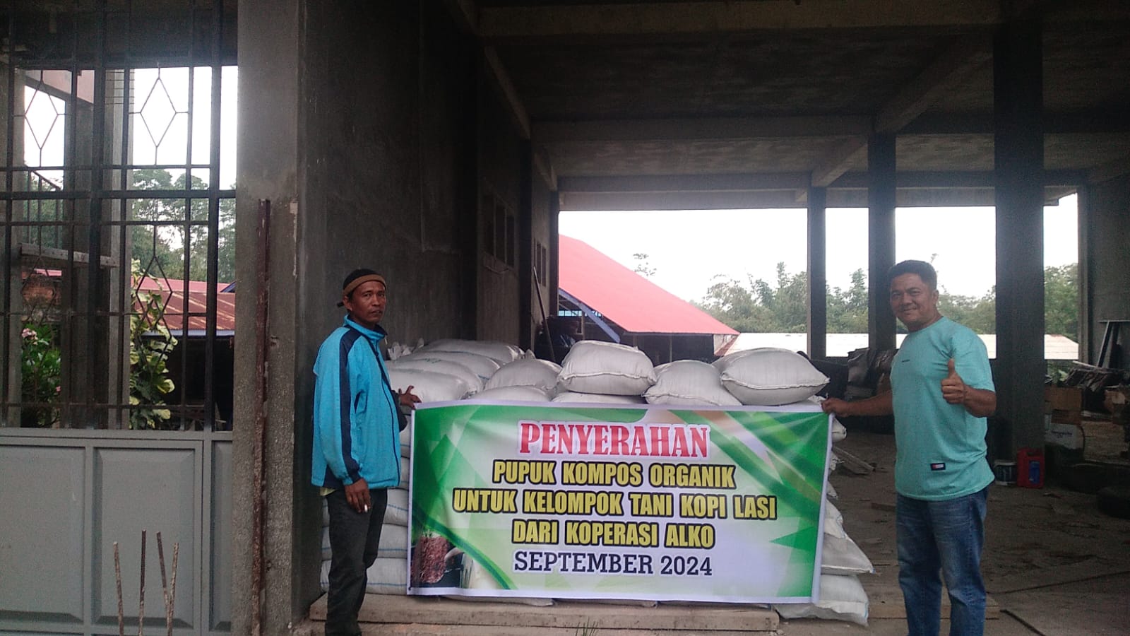 Penyerahan Pupuk Kompos Organik dari PT ALKO Sumatra Internasional kepada Petani Kopi Arabika Minang Lasi: Mendukung Pertanian Berkelanjutan Melalui Blockchain Traceability