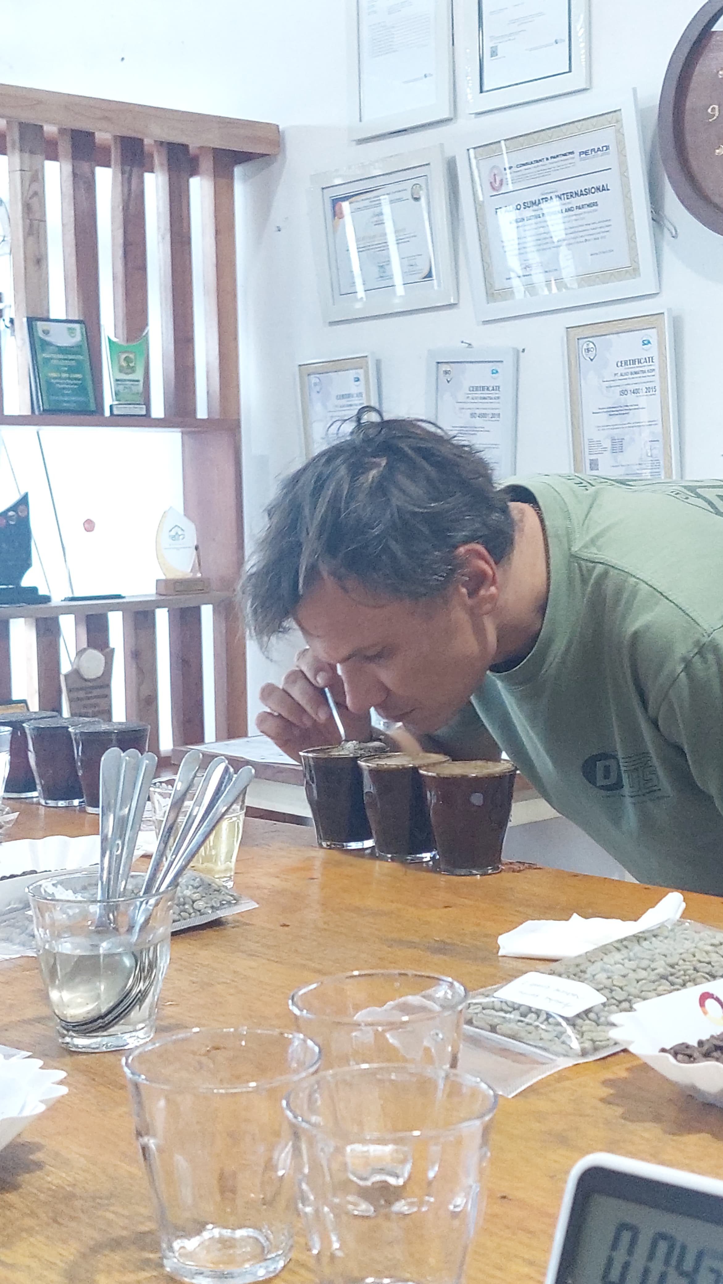 Cupping dan Evaluasi Rasa: Standar Penilaian Specialty Coffee di ALKO Sumatra Kopi
