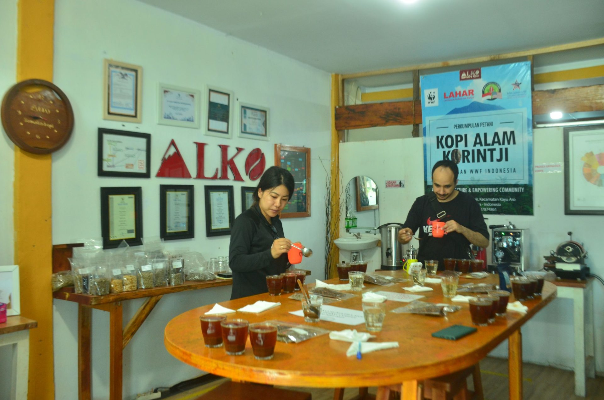 Digitalisasi dan Teknologi: Fondasi Rantai Pasok Kopi yang Transparan dan Berkelanjutan